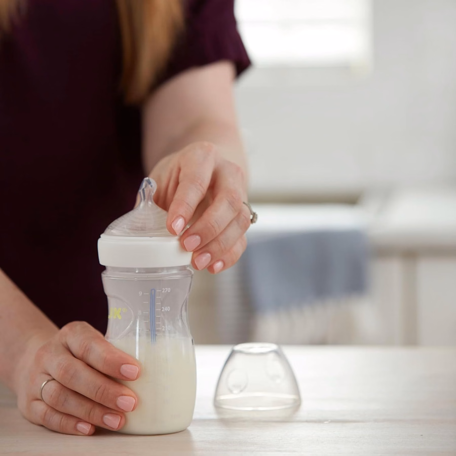 NUK Simply Natural Geschenkset mit SafeTemp- und Anti-Kolik-Flaschen für natürliches Füttern, 9-teilig: Baby