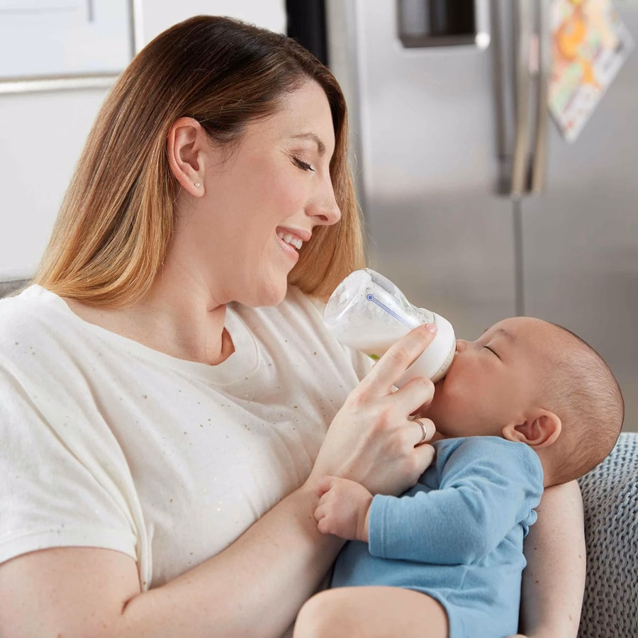 NUK Simply Natural Geschenkset mit SafeTemp- und Anti-Kolik-Flaschen für natürliches Füttern, 9-teilig: Baby