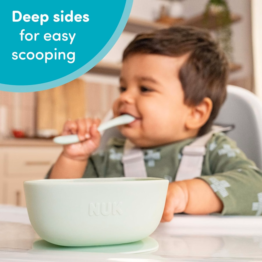 NUK Silikon-Babygeschirr-Set, bestehend aus 1 Teller, 1 Schüssel, 1 Becher und 1 Löffel, mit robustem Saugnapf gegen Verschütten, mikrowellengeeignet, BPA-frei: Baby